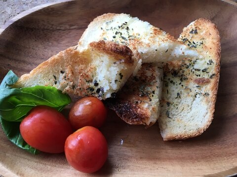 冷凍食パンで！バジル香るガーリックトースト